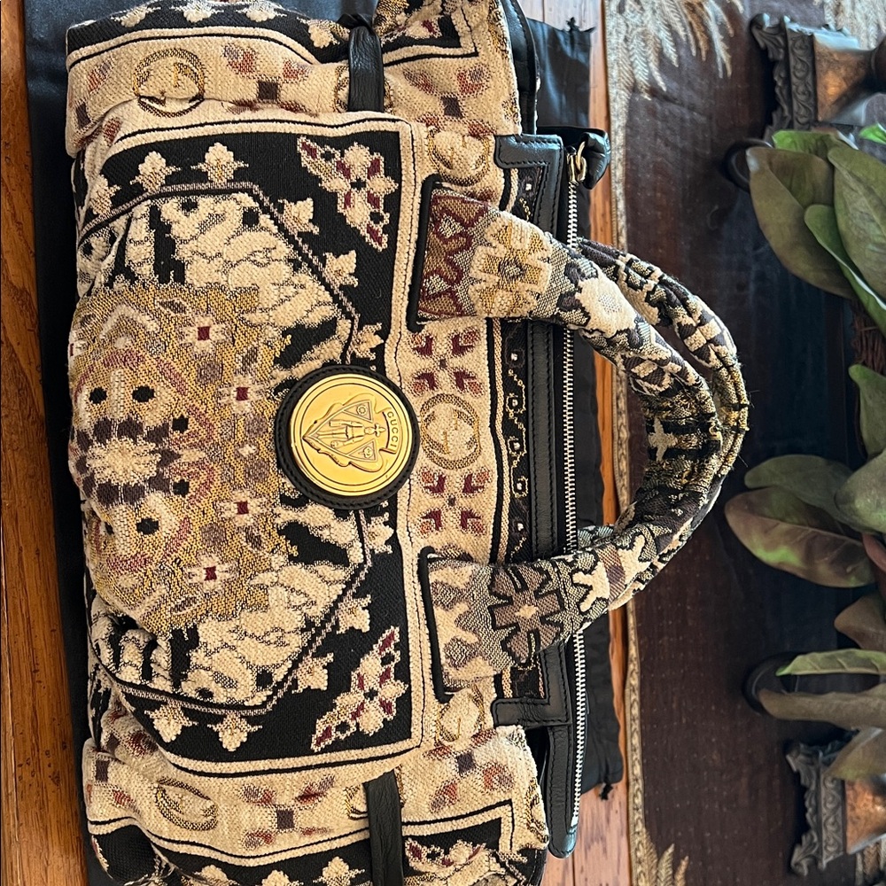 Elegant Authentic Gucci Tapestry Handbag - Picture 15 of 15